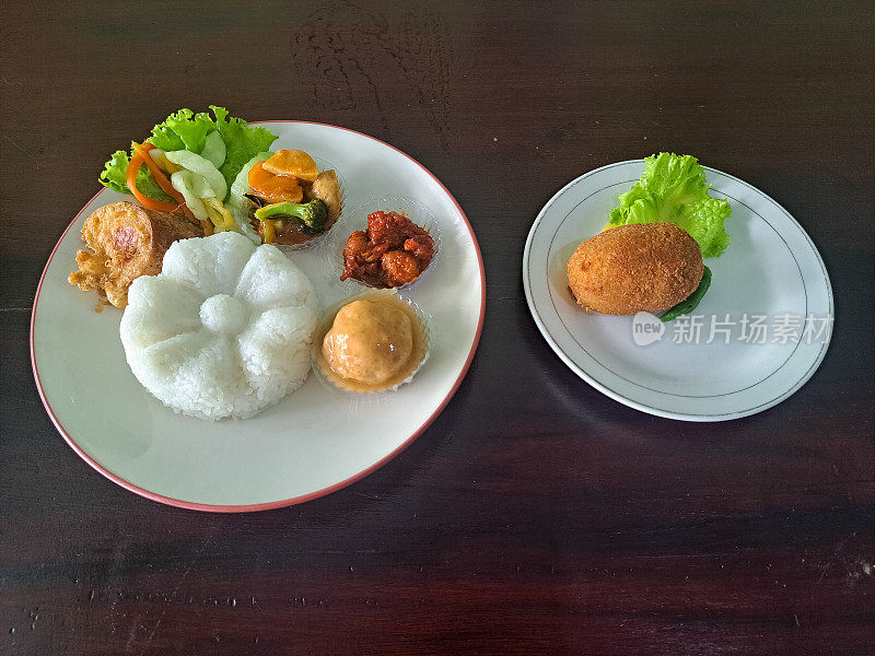 供应Sego Manten或Nasi Pupuk Mantenan。配米饭、蒜丁、腌菜、炸辣椒肉丸和炸土豆丸子(Kentang Kroket)。印尼婚礼食品菜单。